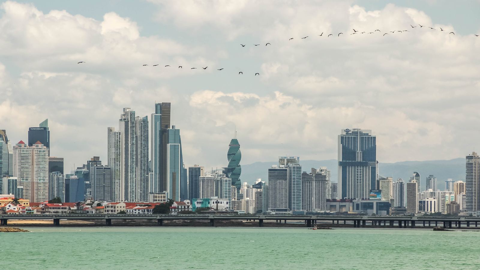 Skyline de la Ciudad de Panamá visto desde la bahía