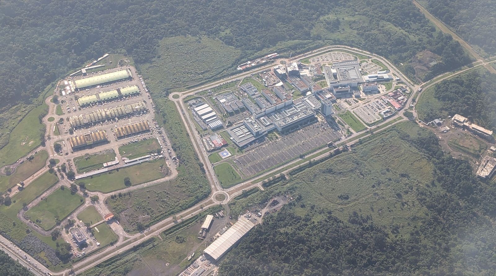 Vista aérea de Ciudad de la Salud, complejo hospitalario en Ancón, Ciudad de Panamá