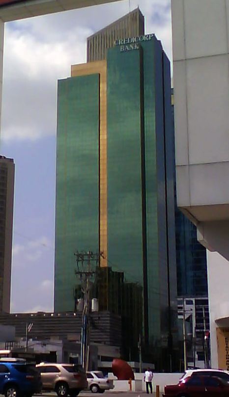 Torre con el nombre Credicorp Bank en la fachada, Ciudad de Panamá