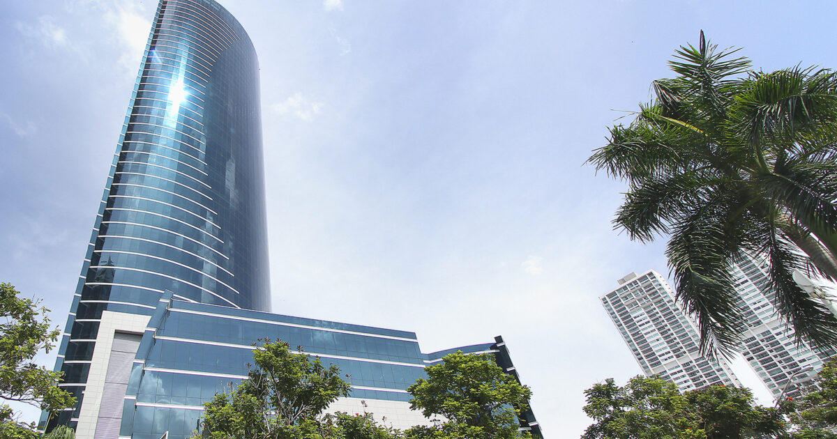 Torre curva de vidrio de Financial Park, Ciudad de Panamá