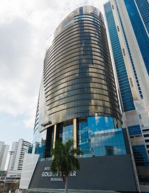 Hotel Golden Tower Panamá, torre curva con el nombre en el podio