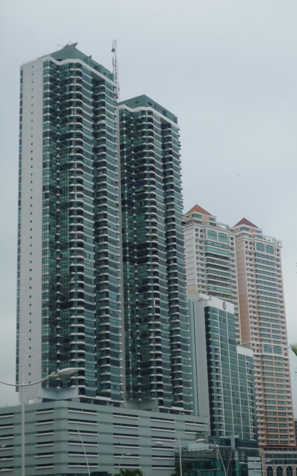 Torres gemelas de vidrio verde de Miramar, Avenida Balboa, Ciudad de Panamá