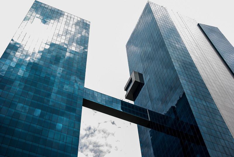 Oceanía Business Plaza, dos torres de vidrio unidas por un puente, Punta Pacífica