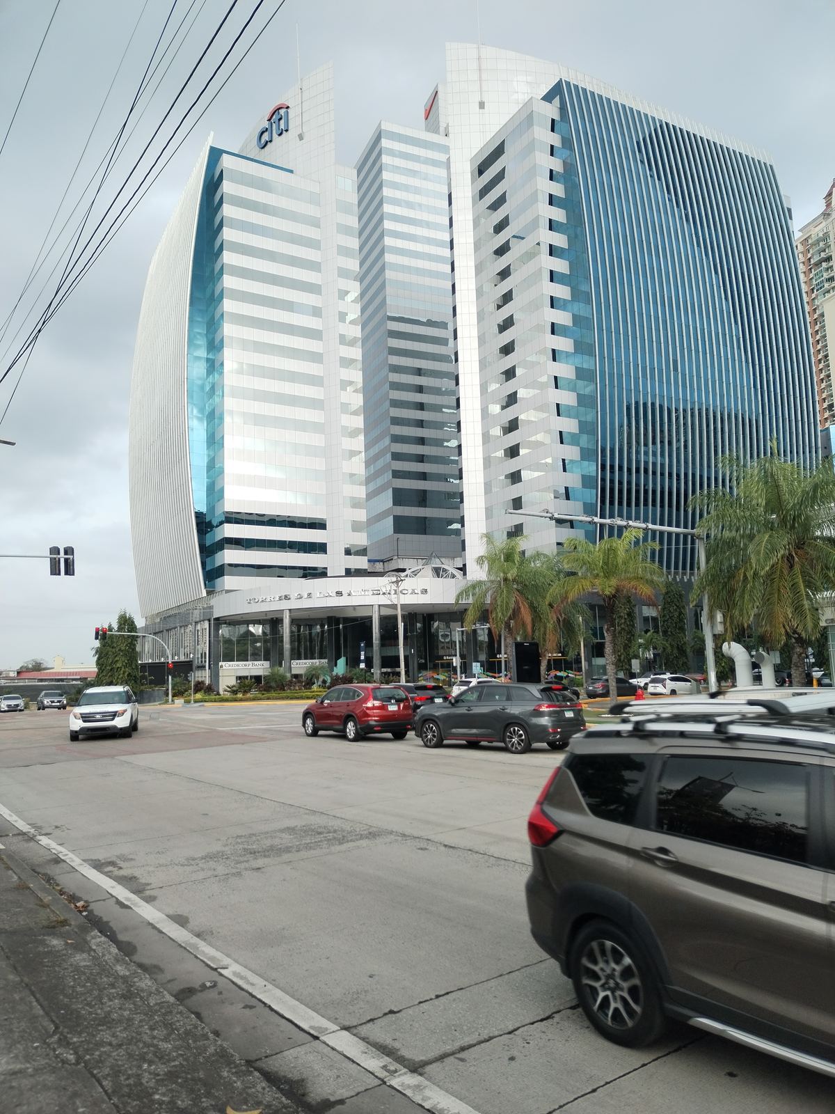 Torres de las Américas, complejo de oficinas en Punta Pacífica con el nombre en el acceso