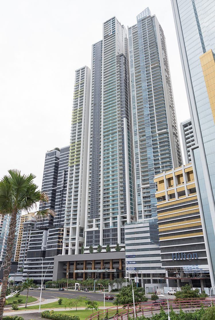 Torres Yoo y Arts sobre el podio del Hilton, Avenida Balboa, Ciudad de Panamá